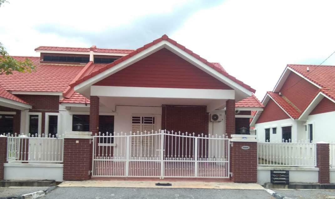 Seri Homestay 293 Sungai Petani Esterno foto
